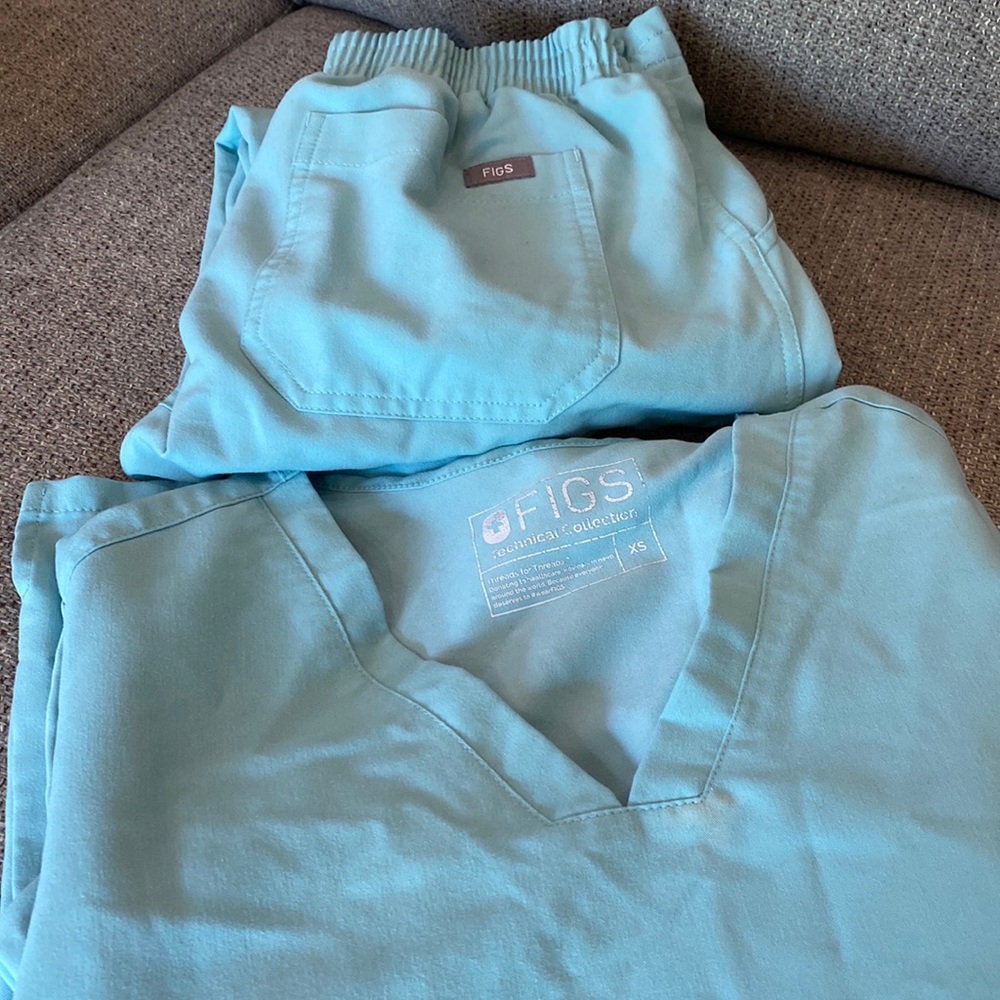 FIGS Seafoam Scrubs Set